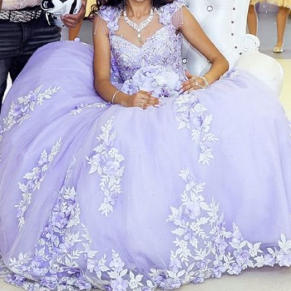 Lavender Quinceañera dress with Floral Details